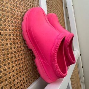 UGG Women’s Tasman X Clogs – Hot Pink / Dragonfruit- send an offer ❤️❤️